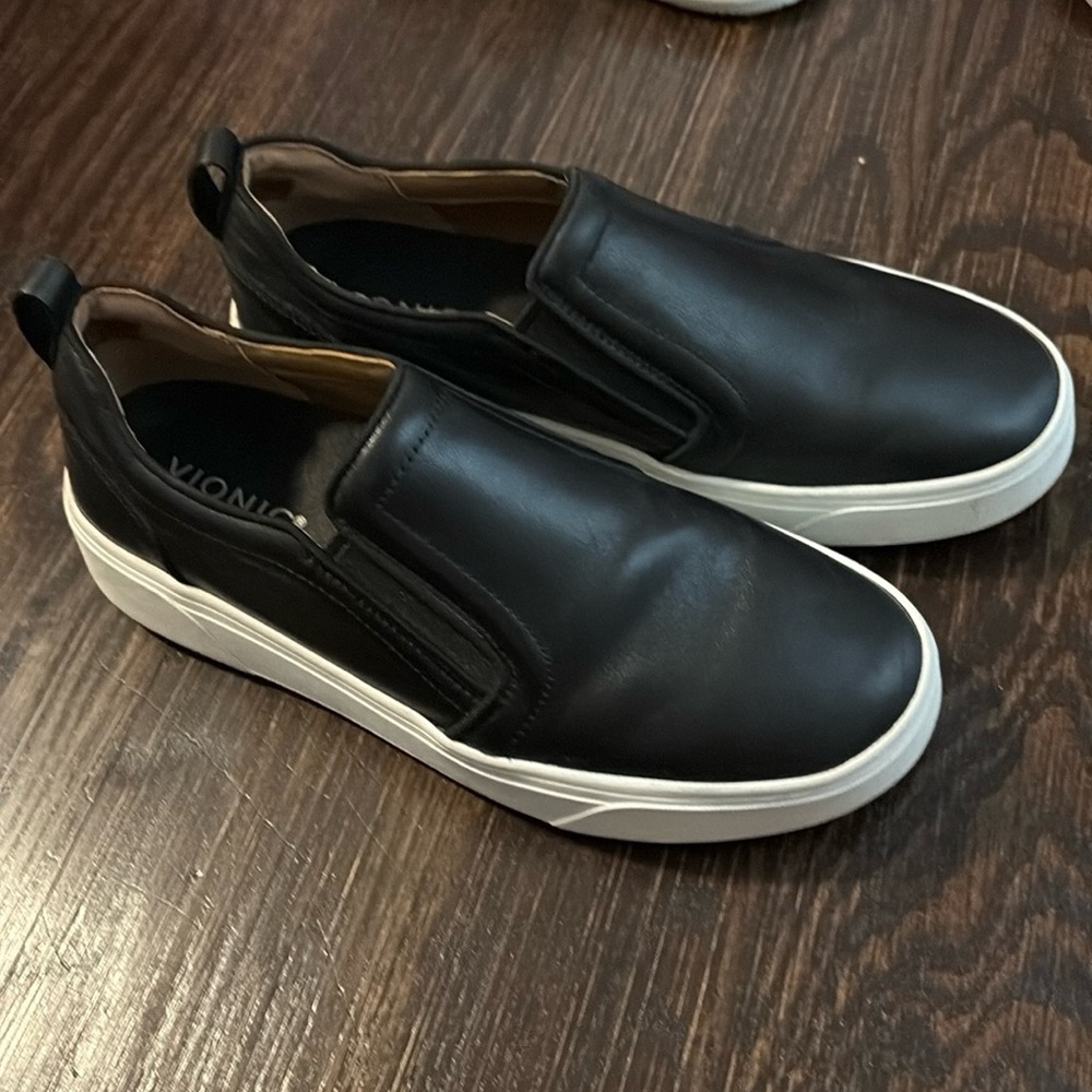 Vionic kimmie slip on sneakers size 9 black leather